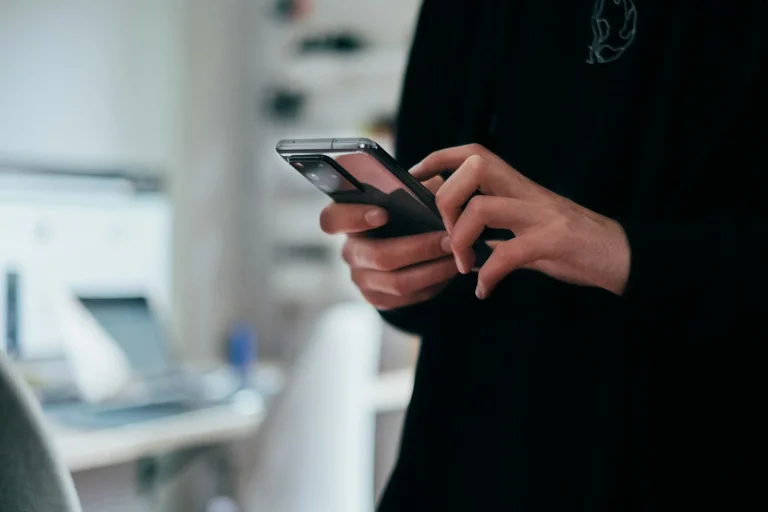 Mano sosteniendo un teléfono móvil