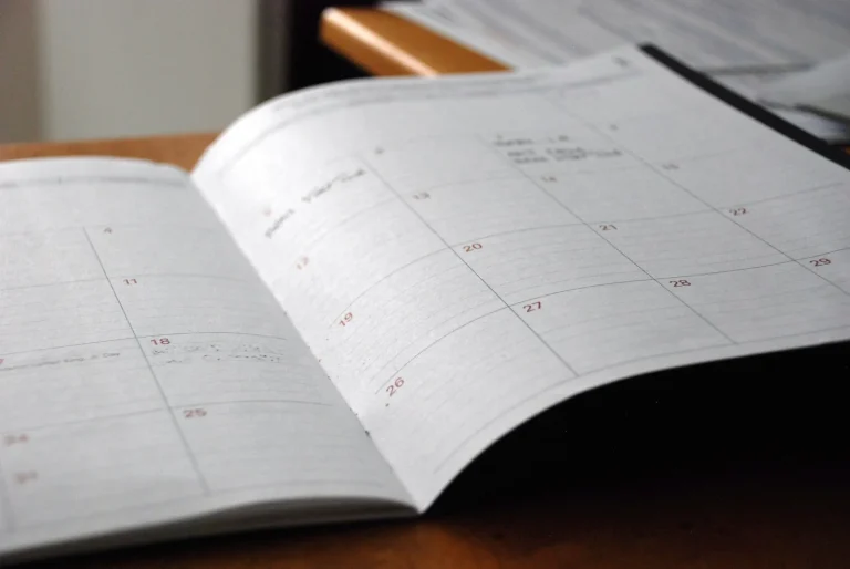 Agenda mensual abierta sobre un escritorio