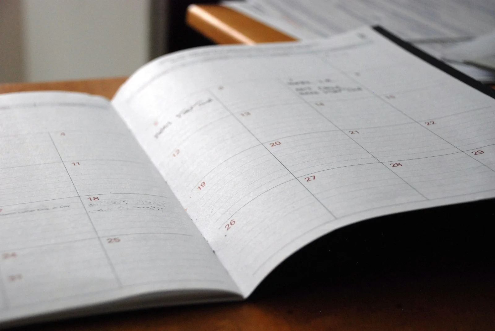 Agenda mensual abierta sobre un escritorio